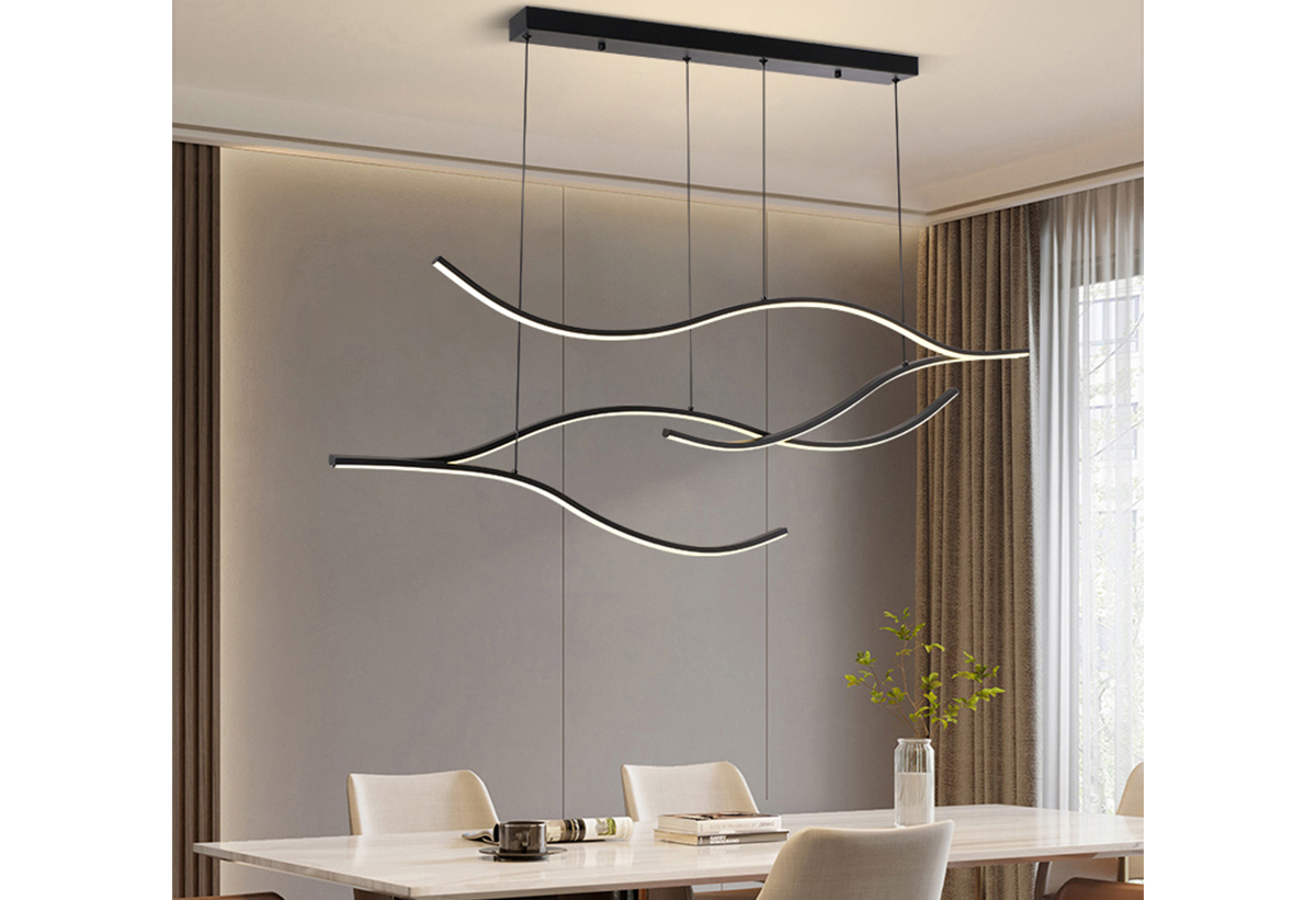 Απεικονίζεται το φωτιστικό τοποθετημένο σε ένα σαλόνι.